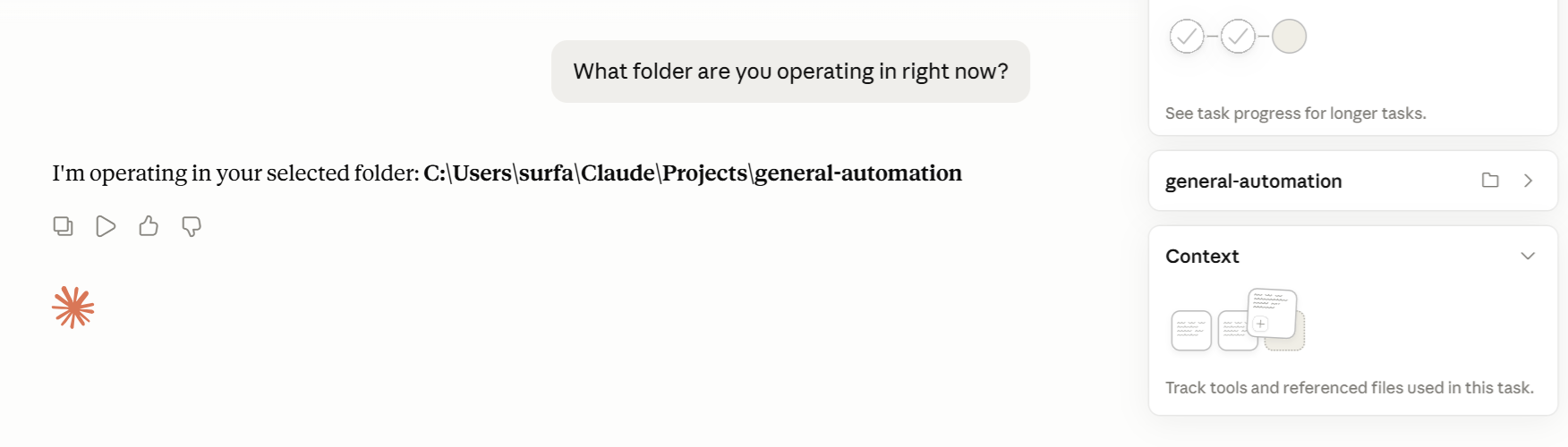 La barra laterale di Claude Cowork mostra le cartelle e i file connessi disponibili per un compito, con l'interfaccia del compito aperta